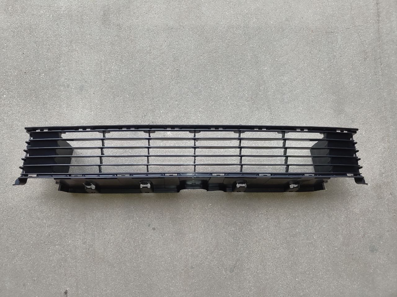 Toyota Prius Plus 2012-2015 — Front Centre Grille