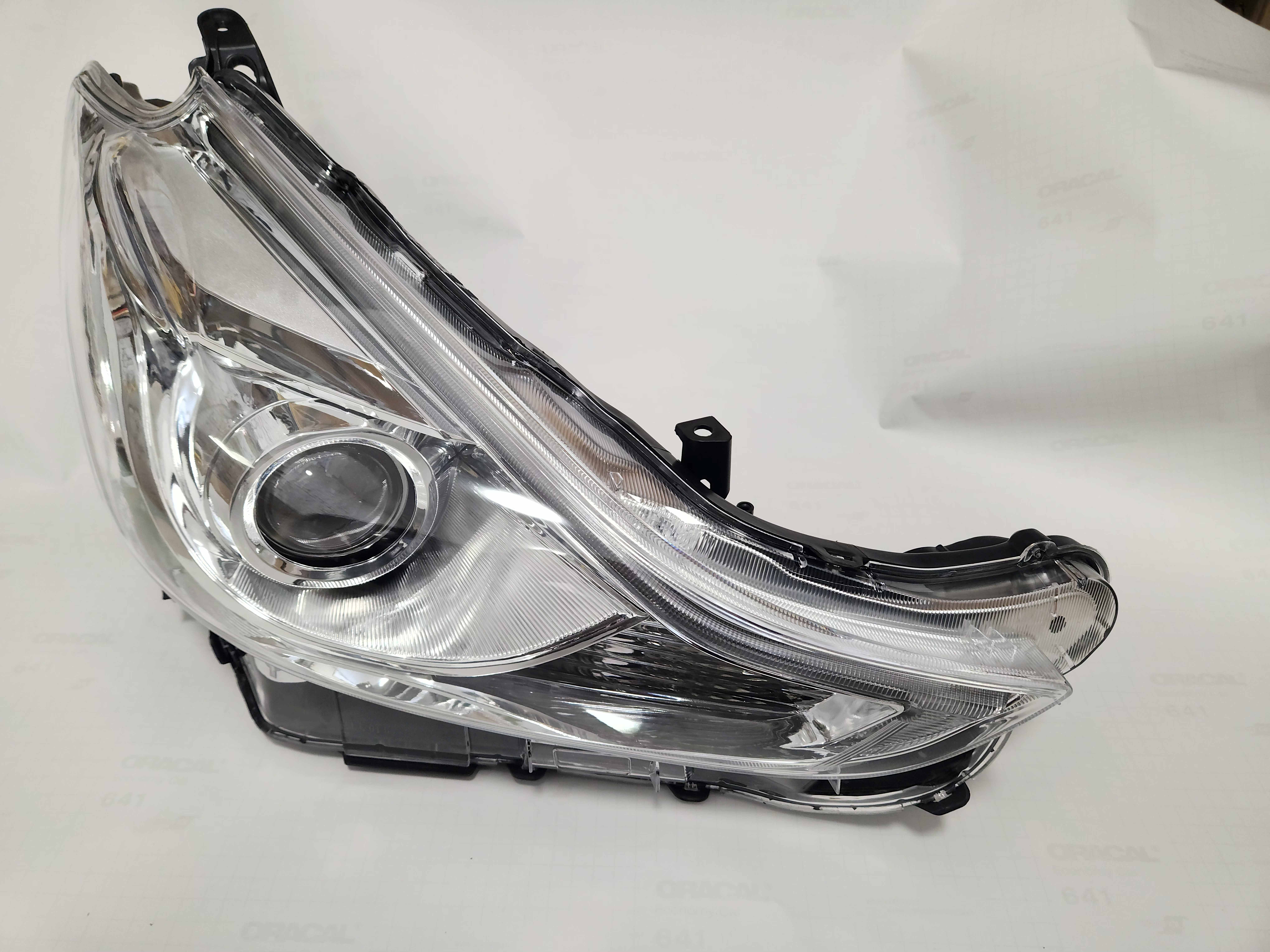 Toyota Prius Plus Facelift 2015- — Headlight Right Side