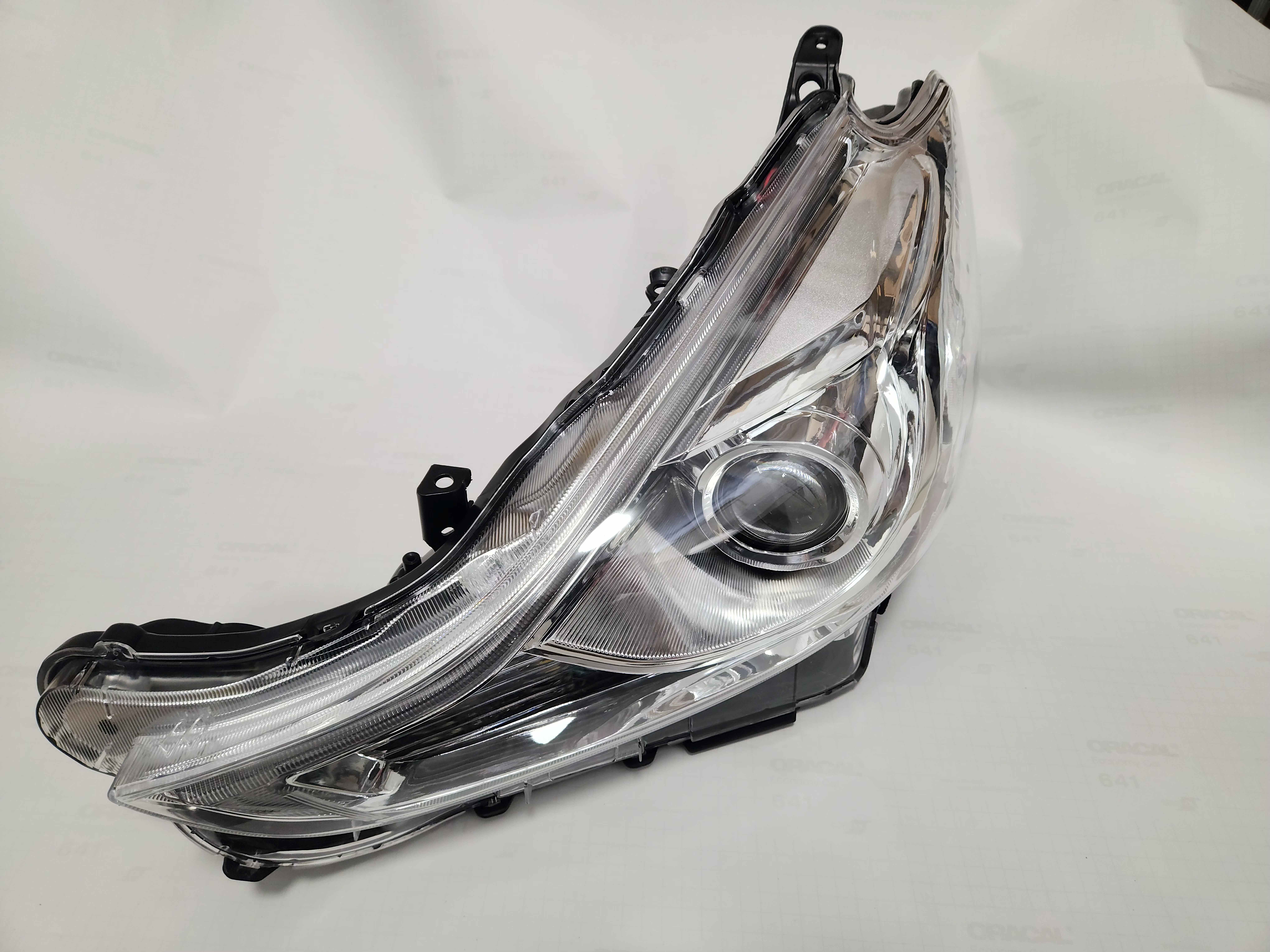 Toyota Prius Plus Facelift 2015- — Headlight Left Side