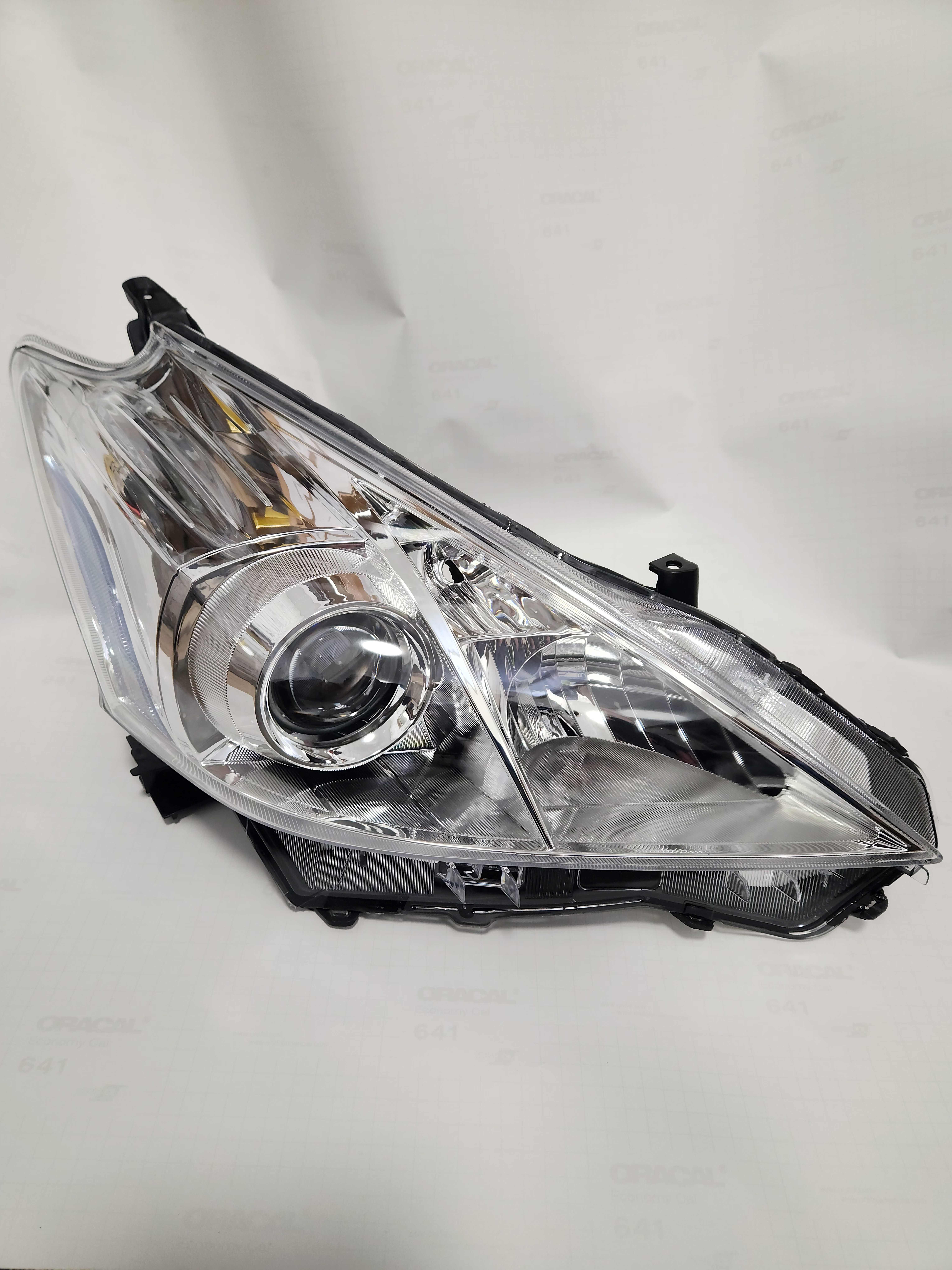Toyota Prius Plus 2012-2015 — Headlight Right